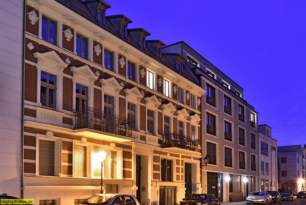 Berlin Mitte Mietshaus erbaut um 1885 im historistischen Stil in der Rückerstrasse. Dahinter Neubau 2015-2017 von S und R Immobilien