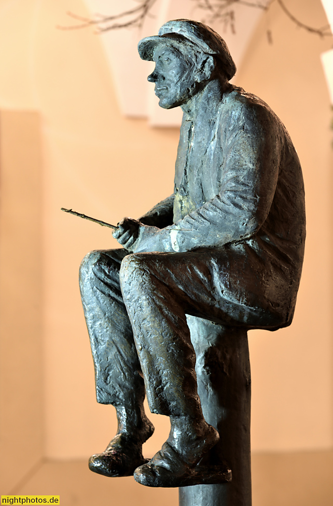 Berlin Mitte Nikolaiviertel Bronzeskulptur 'Angler' von Gerhard Thieme 1987 am Spreeufer 6