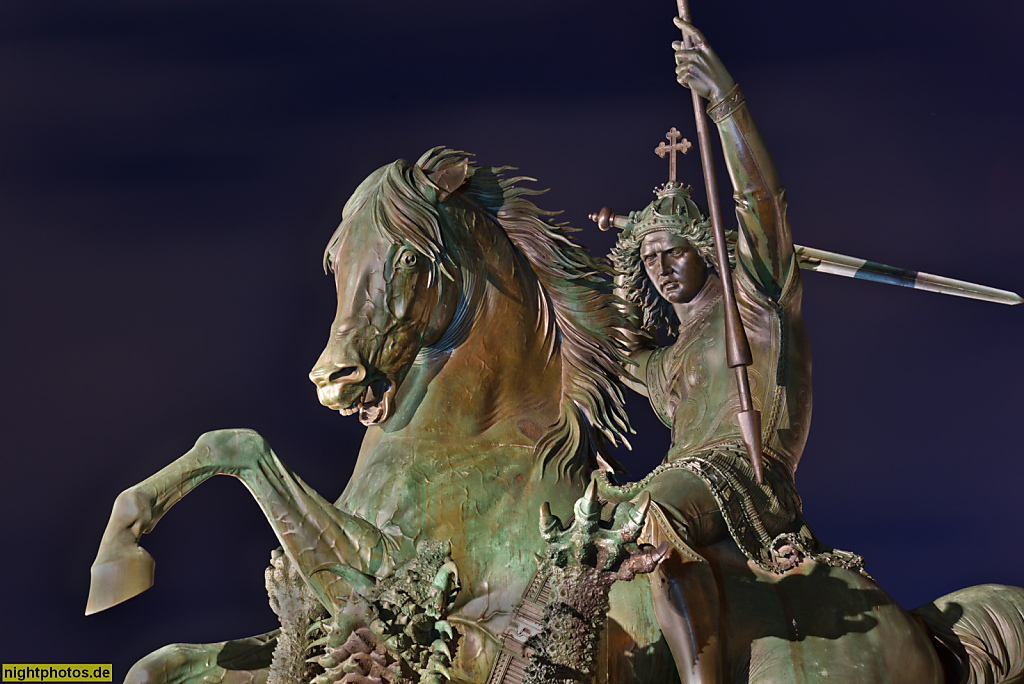 Berlin Mitte Nikolaiviertel Denkmal des Heiligen Georg erschaffen 1849-1853 von August Kiss. Propststrasse am Spreeufer