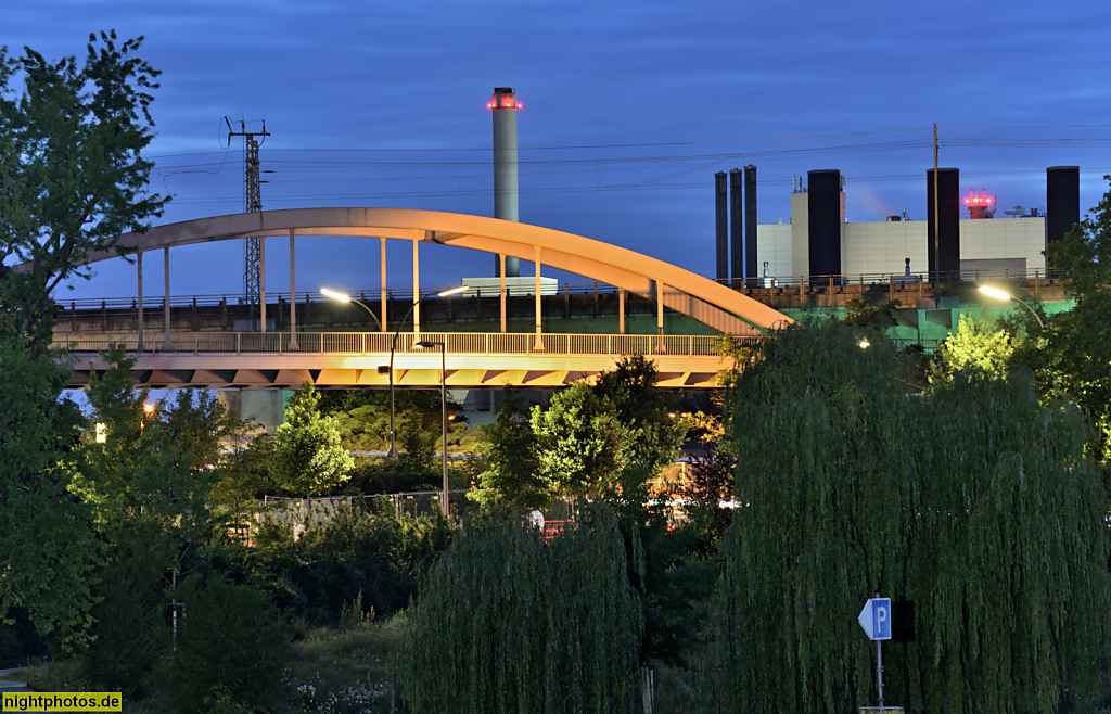 Berlin Moabit. S-Bahn-Brücke S21 als Stahl-Bogenbrücke. Dahinter Fernbahnbrücke als Beton-Hohlkastenbrücke am Nordhafen. Hinten Heizkraftwerk Moabit
