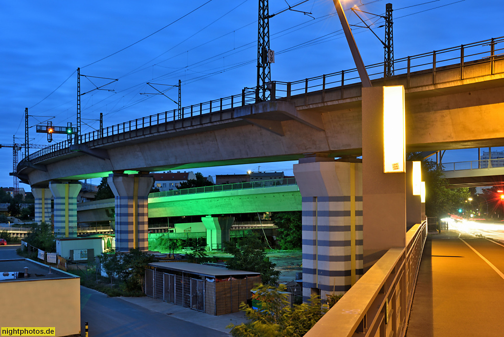 Berlin Moabit. Fernbahnbrücke als Beton-Hohlkastenbrücke und dahinter S-Bahn-Brücke S21 als Stahl-Bogenbrücke über der Perleberger Brücke
