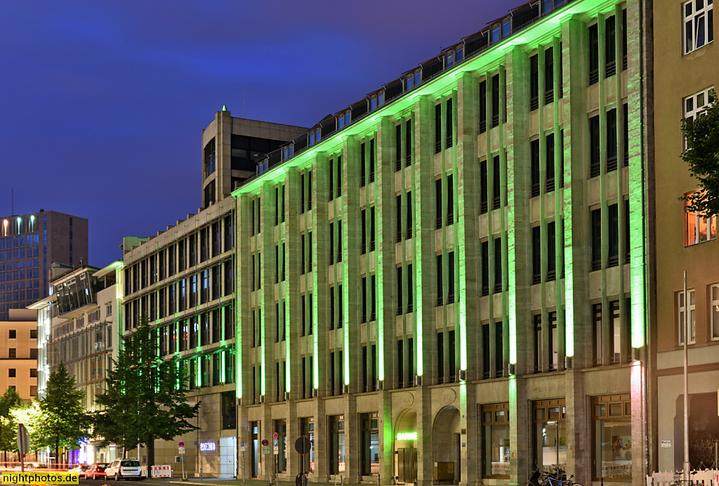 Berlin Kreuzberg. Geschäftshaus 'Ort der Erinnerung' mit Gedenkstätte im Gewerbehof. Erbaut 1909 von Hans Bernoulli und Louis Rinkel für Fa. Fischbein und Mendel. Axel-Springer-Strasse 44