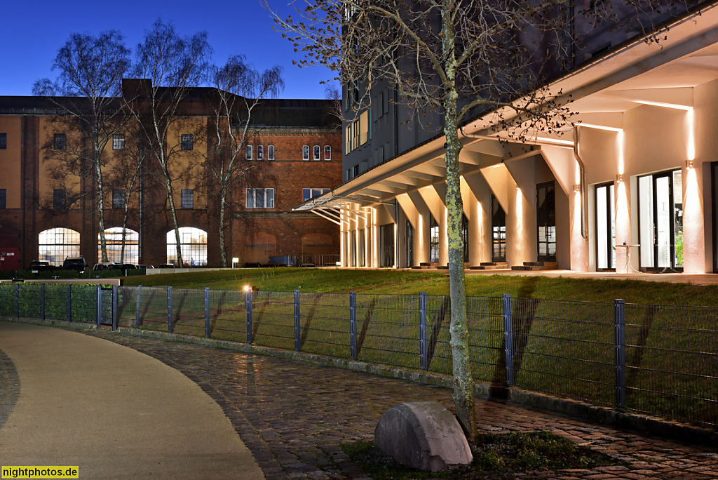 Berlin Spandau Eiswerder. Hinten ehemaliges Feuerwerkslaboratorium erbaut 1870-1918. Rechts Loftdepot. Erbaut 1938-1940 von Erich Kitzing als Getreidesilo für Westfälische Transport AG