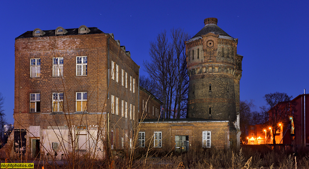 Berlin Spandau Haselhorst Königliche Pulverfabrik Verwaltungstrakt mit Wasserturm. Erbaut um 1890 an der Kleine Eiswerderstrasse. Hinten CCC-Filmstudios