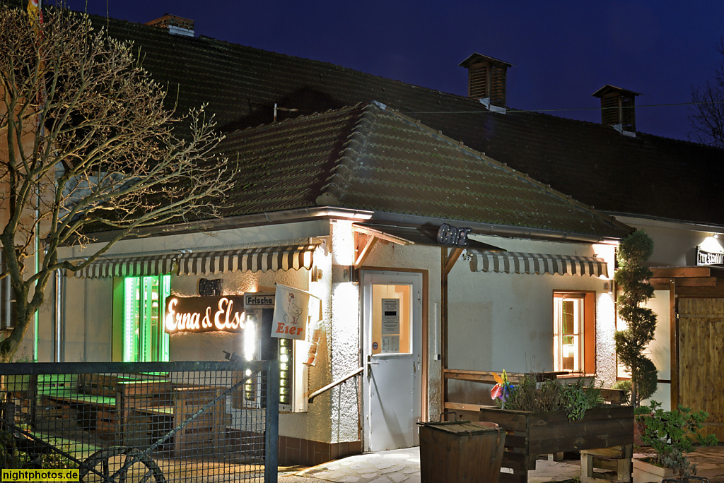 Berlin Marienfelde Café 'Erna und Else' am Dorfkern Alt-Marienfelde mit Eierautomat