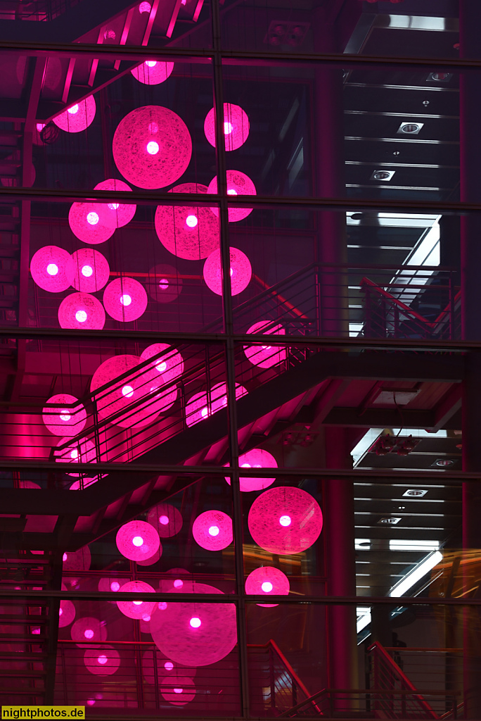 Berlin Mitte Deutsche Telekom Hauptstadtrepraesentanz. Atrium Anbau 1997-2001 von Henze und Vahjen. Magenta Leuchten