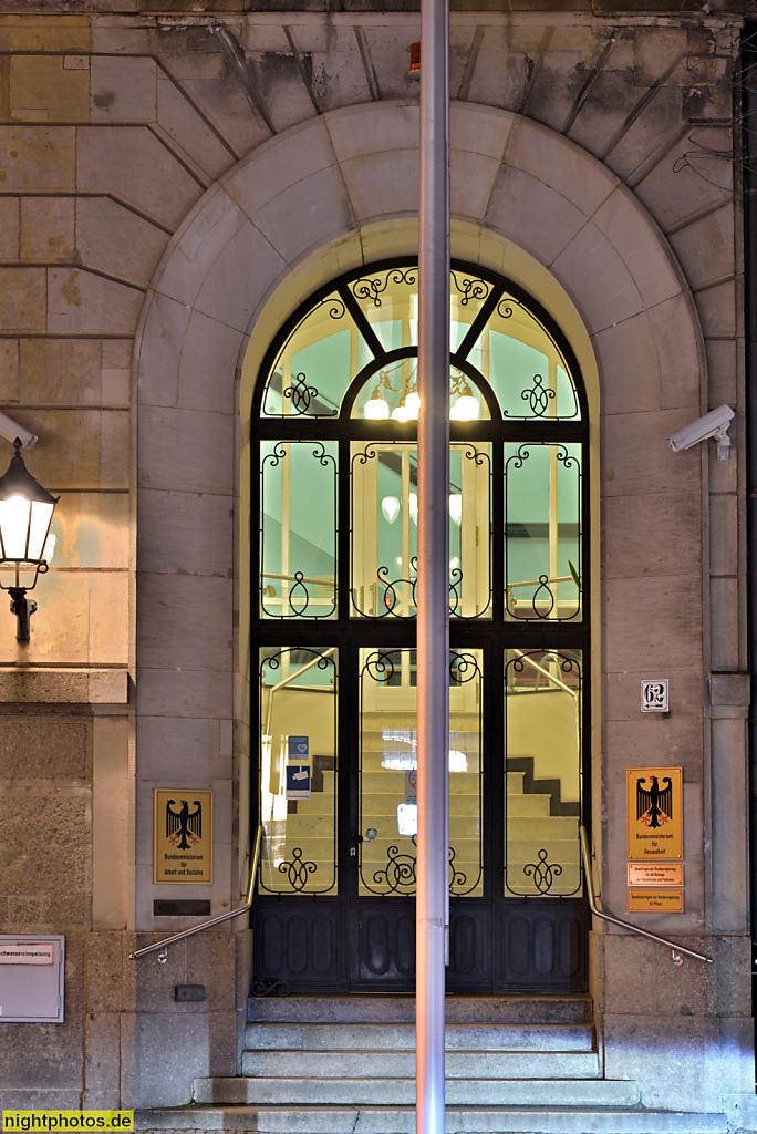 Berlin Mitte Friedrichstadt Bundesministerium für Arbeit und Soziales. Erbaut 1937-1943 von Heinrich Rosskotten für Allianz- und Stuttgarter Lebensversicherungsbank AG. Umbau 1950 und 1991. Mohrenstrasse 53-61