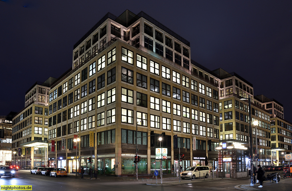 Berlin Mitte Quartier 205 erbaut 1996 von Oswald Mathias Ungers als Friedrichstadt Passage. West und Südseite. Friedrichstrasse Ecke Mohrenstrasse