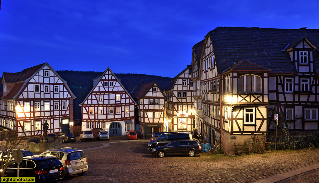 Schlitz Altstadt Marktplatz mit Marktbrunnen aus dem 16. Jahrhundert. 2. Haus v.l. Ehemaliges Gasthaus 'Zum Schwarzen Adler' seit 17. Jahrhundert