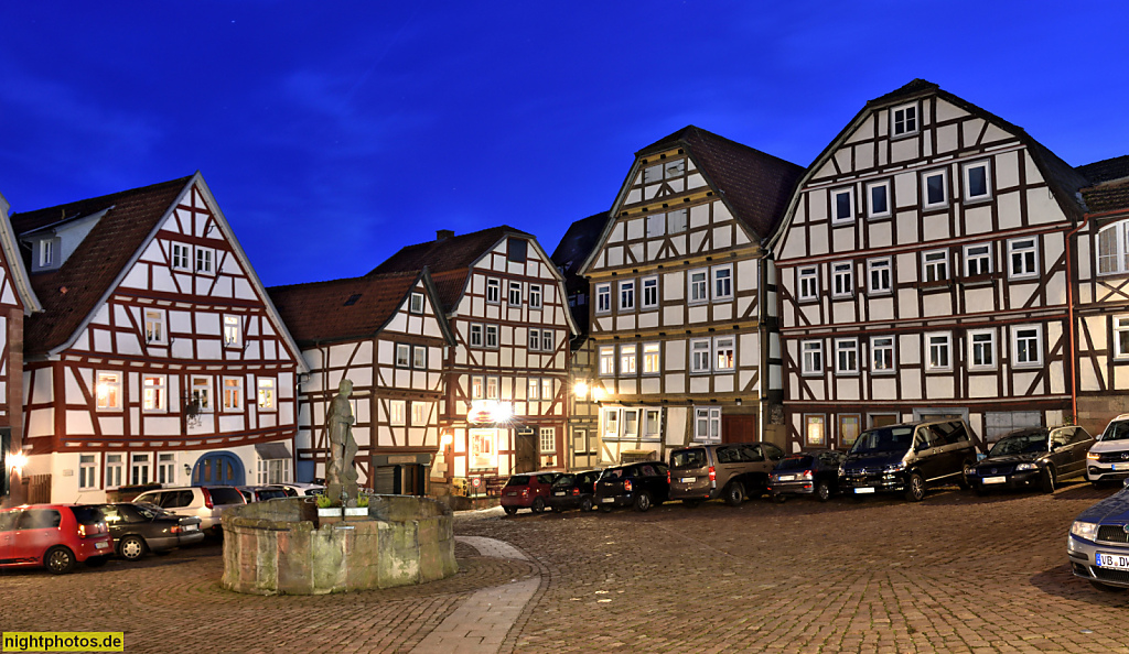 Schlitz Altstadt Marktplatz mit Marktbrunnen aus dem 16. Jahrhundert. 1. Haus v.l. Ehemaliges Gasthaus 'Zum Schwarzen Adler' seit 17. Jahrhundert