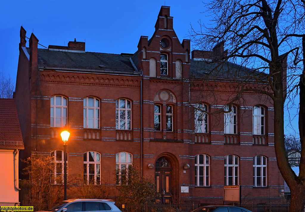 Berlin Buckow. Roter Backsteinbau mit vorgebauten Giebel im Stile der Neugotik erbaut 1893 als Schule genutzt bis 2001. Alt-Buckow 17