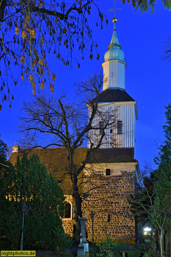 Berlin Mariendorf Dorfkirche erbaut von Tempelrittern im 13. Jahrhundert aus Feldsteinquadern. Barocker Turmaufbau von 1737. Renoviert 1902-1903. Saniert 1957