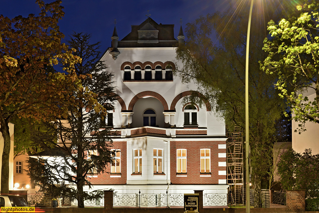 Berlin Lichterfelde Wohnhaus Königsberger Strasse 43 mit romanischen Stilelementen