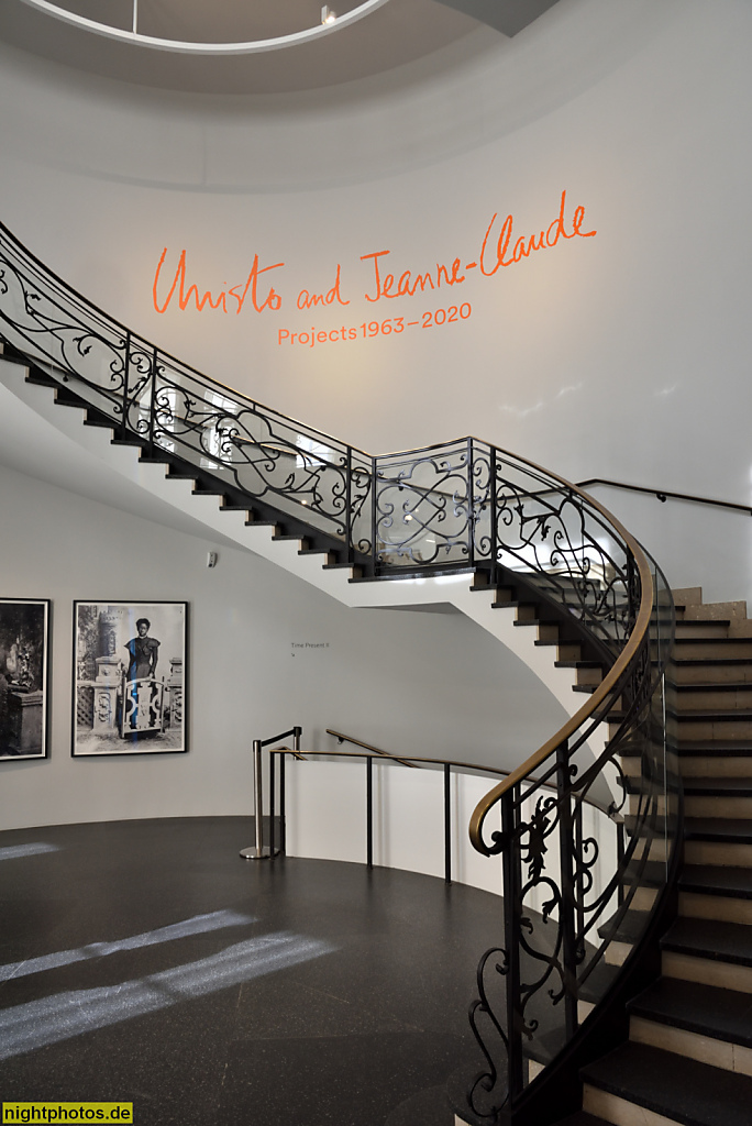 Berlin Mitte Berlin Mitte Palais Populaire erbaut als Prinzessinnenpalais 1733 von Friedrich Wilhelm Diterichs im Stil des Rokoko. Rekonstruiert 1964 von Richard Paulick als Teil des Forum Fridericianum