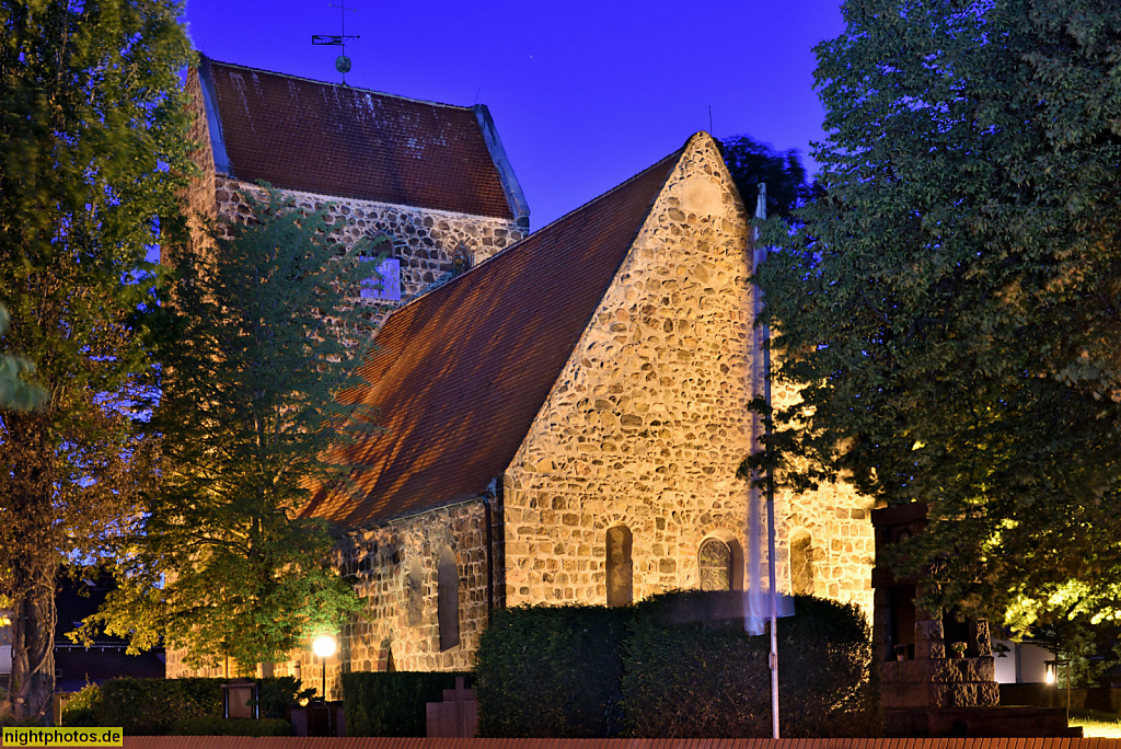 Berlin Buckow. Dorfkirche erbaut um 1290-1304 als Feldsteinkirche. Zweitälteste Kirche Berlins
