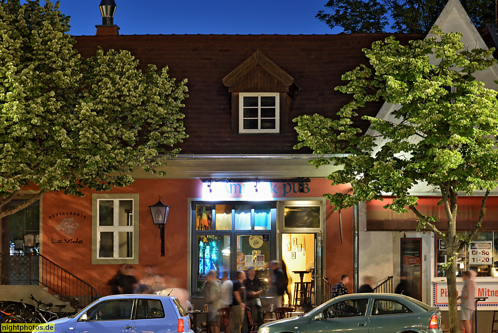 Berlin Zehlendorf Restaurante La Vida. Shamrock Pub. Liberty Pizza. Erbaut als bäuerliches Wohnhaus vor 1870 von Wilhelm Schuffenhauer. Umbau 1888 von Fritz Schirmer. Potsdamer Strasse 3