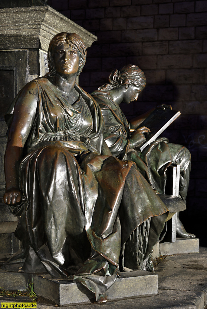 Berlin Wedding Schillerdenkmal errichtet 1941 als Kopie des Originals von Reinhold Begas 1869 mit allegorischen Figuren. Schillerpark angelegt 1909-1913