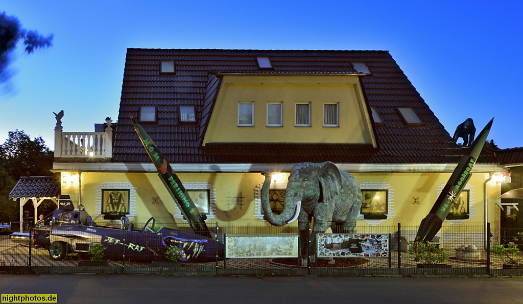 Berlin Britz Wohnhaus mit individueller Gartendekoration im Steinträgerweg