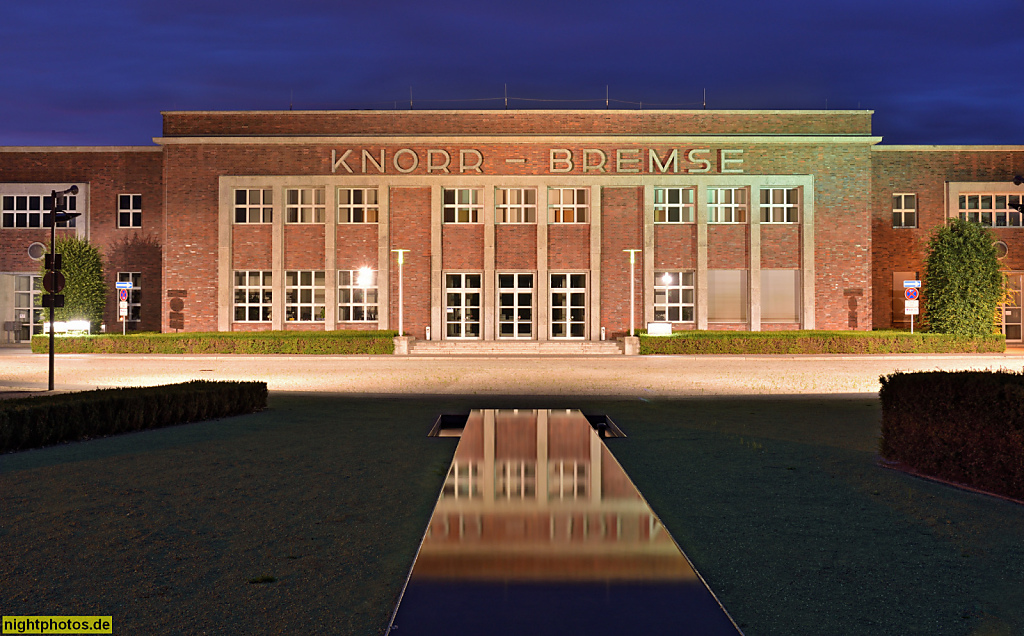 Berlin Marzahn Gewerbepark Georg Knorr seit 1999. Erbaut 1940-1942 vom Baustab Albert Speer. Hauptgebäude