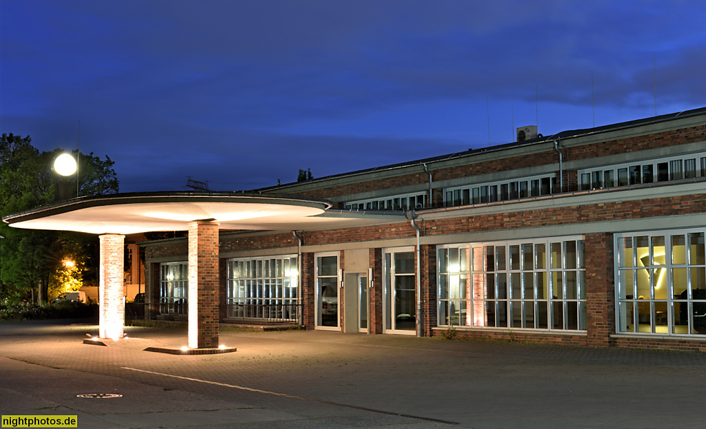 Berlin Marzahn Gewerbepark Georg Knorr seit 1999. Erbaut 1940-1942 vom Baustab Albert Speer. Zentrales Werkstattgebäude mit Tankstelle