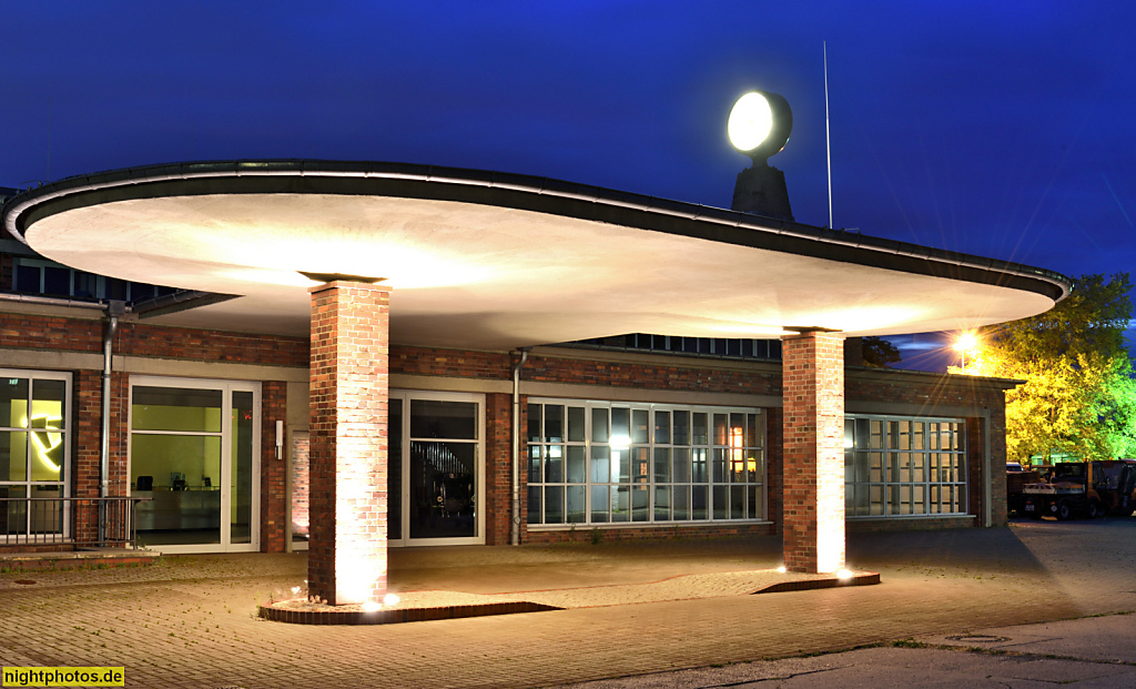 Berlin Marzahn Gewerbepark Georg Knorr seit 1999. Erbaut 1940-1942 vom Baustab Albert Speer. Zentrales Werkstattgebäude mit Tankstelle