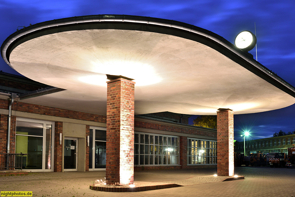 Berlin Marzahn Gewerbepark Georg Knorr seit 1999. Erbaut 1940-1942 vom Baustab Albert Speer. Zentrales Werkstattgebäude mit Tankstelle