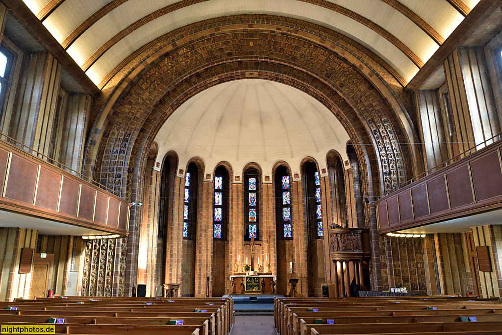 Berlin Mariendorf Martin-Luther-Gedächtniskirche erbaut 1933-1935 von Carl Steinberg. Terrakotten von Heinrich Mekelburger. Glaskünstler Hans Gottfried von Stockhausen 1970