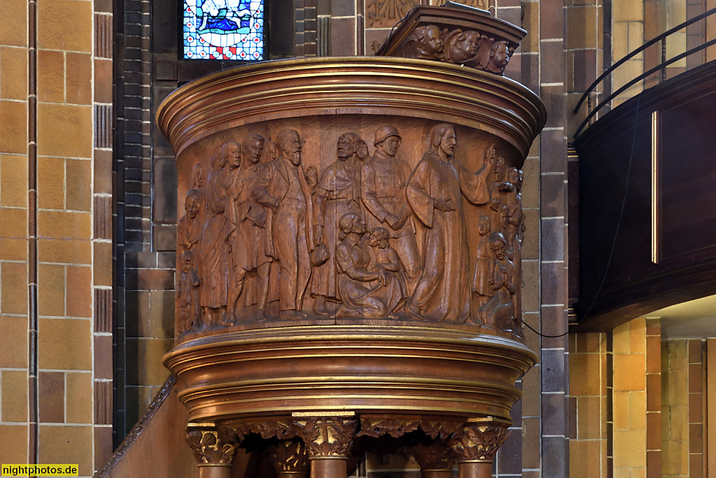 Berlin Mariendorf Martin-Luther-Gedächtniskirche erbaut 1933-1935 von Carl Steinberg. Kanzel mit völkisch-religiöser Holzschnitzerei