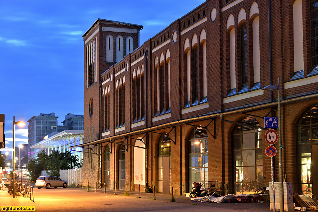 Berlin Friedrichshain ehemaliger Postbahnhof am Ostbahnhof erbaut 1907-1908 von Wilhelm und Walter Tuckermann. Ankunftspackkammer. Dahinter Ostbahnhof
