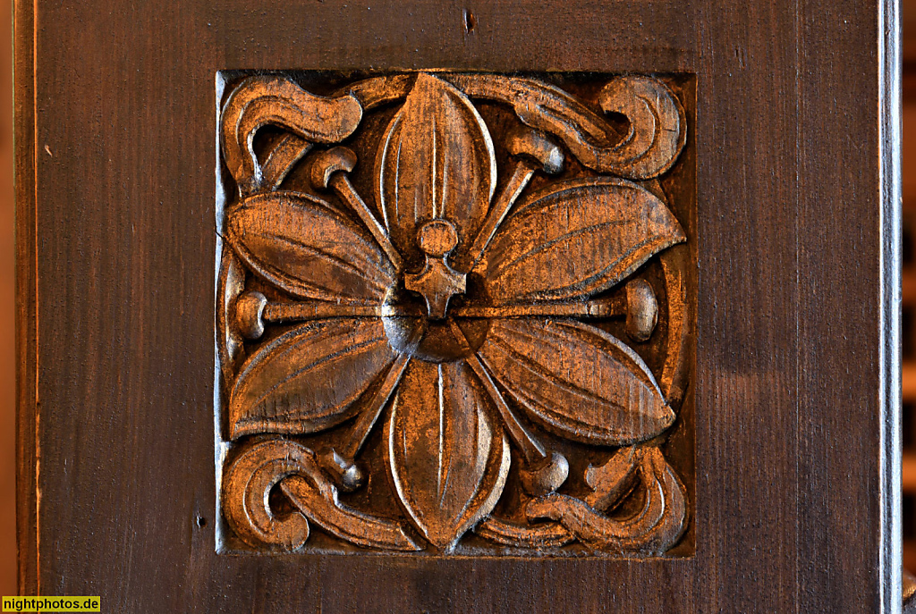 Stahnsdorf Friedhofskapelle erbaut 1908-1911 von Kirchenarchitekt Gustav Werner nach Vorbild norwegischer Stabkirchen. Holzschnitzerei Ornament Kirchenbank