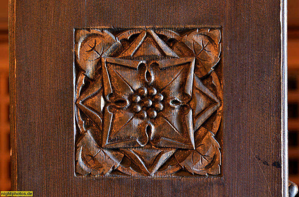 Stahnsdorf Friedhofskapelle erbaut 1908-1911 von Kirchenarchitekt Gustav Werner nach Vorbild norwegischer Stabkirchen. Holzschnitzerei Ornament Kirchenbank