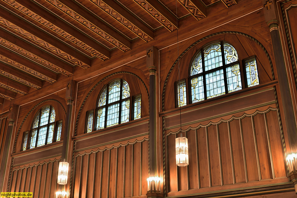 Stahnsdorf Friedhofskapelle erbaut 1908-1911 von Kirchenarchitekt Gustav Werner nach Vorbild norwegischer Stabkirchen. Obergaden