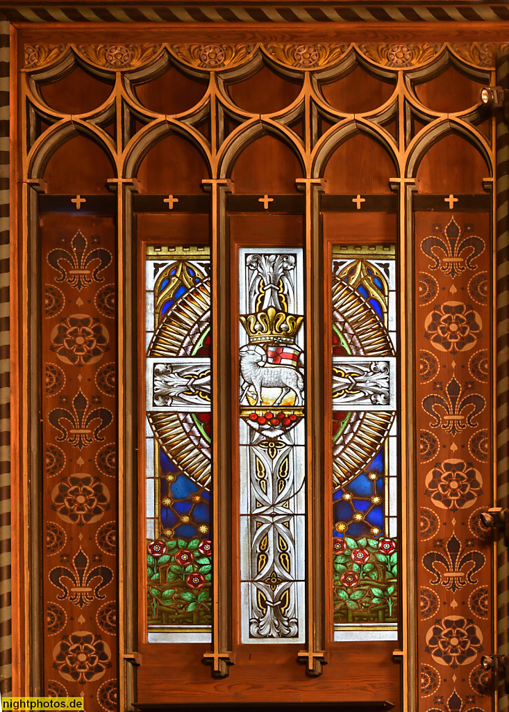 Stahnsdorf Friedhofskapelle erbaut 1908-1911 von Kirchenarchitekt Gustav Werner nach Vorbild norwegischer Stabkirchen. Seitenfenster Altarraum