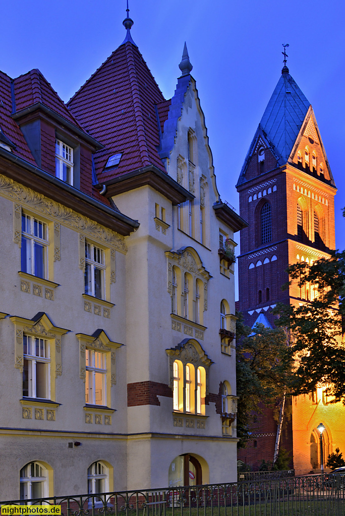 Berlin Zehlendorf Mietshaus erbaut 1905-1906 von Felix Liebert an der Clayallee neben Herz-Jesu-Kirche erbaut 1904-1908 von Christoph Hehl in neugotischem Stil