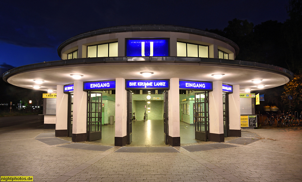 Berlin Zehlendorf U-Bahnhof Krumme Lanke. Bahnhof seit 1929. Empfangsgebäude rekonstruiert 1989 von Rupert Stuhlemmer