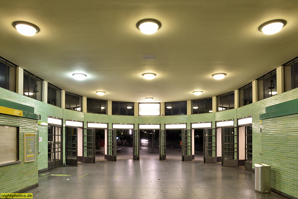 Berlin Zehlendorf U-Bahnhof Krumme Lanke. Bahnhof seit 1929. Empfangsgebäude rekonstruiert 1989 von Rupert Stuhlemmer