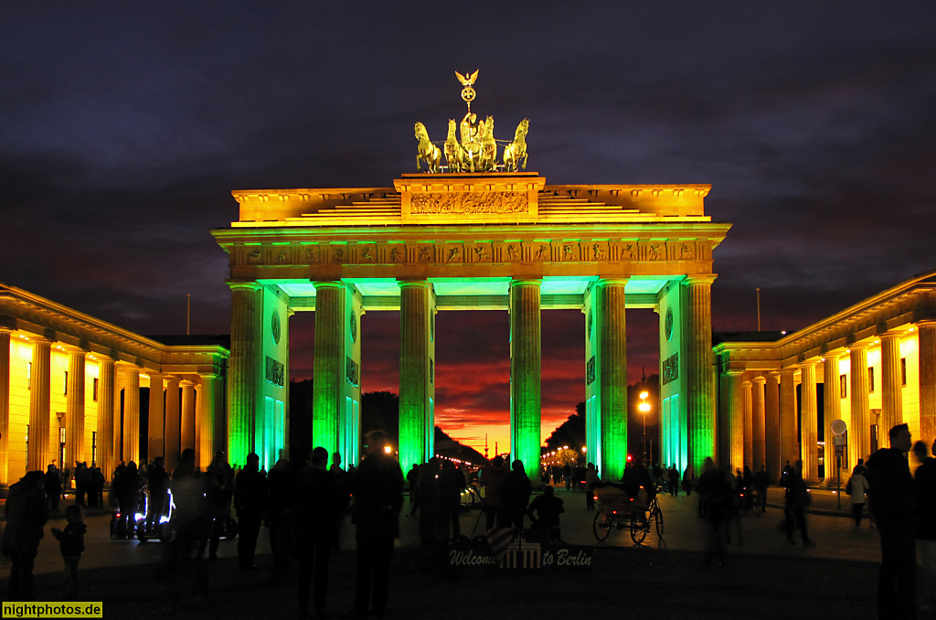 Berlin Mitte Brandenburger Tor. Wahrzeichen erbaut 1789-1793 von Carl Gotthard Langhans frühklassizistisch. Quadriga von Bildhauer Johann Gottfried Schadow. Umbau 1867-1868 von Heinrich Strack. Wiederaufbau und Ergänzung 1956-1958