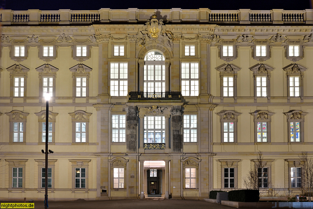 Berlin Mitte Humboldt Forum. Rekonstruktion von Architekt Franco Stella 2020. Erbaut als Berliner Schloss von Andreas Schlüter 1698-1713. Nordfassade mit Durchgang zum Schlüterhof