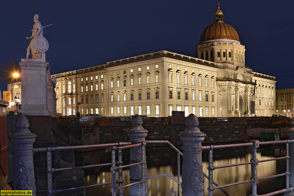 Berlin Mitte Humboldt Forum. Rekonstruktion von Architekt Franco Stella 2020. Erbaut als Berliner Schloss von Andreas Schlüter 1698-1713. Westfassade mit Eosanderportal und Rundkuppel