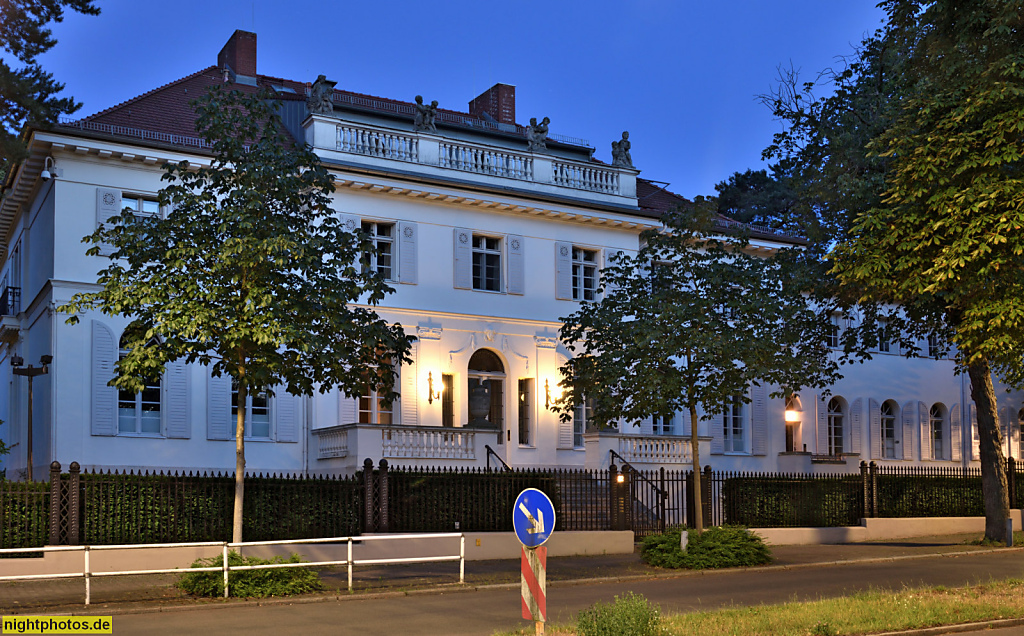 Berlin Grunewald Sitz des Johannischen Sozialwerks. Erbaut als Landhaus von Adolf Wollenberg 1910-1911 in der Bismarckallee 22