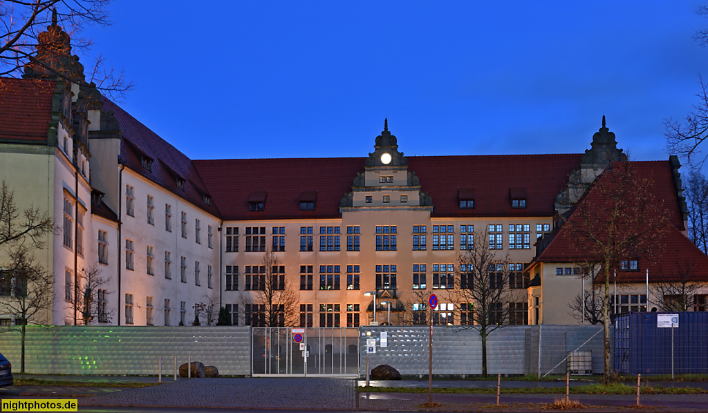 Berlin Rummelsburg Kaskelkiez Victoriastadt. Oberstufenzentrum Buerowirtschaft erbaut 1906-1907 als Jahn-Realprogymnasium von Arthur Müller und Conrad Stumm. Marktstrasse 2–3