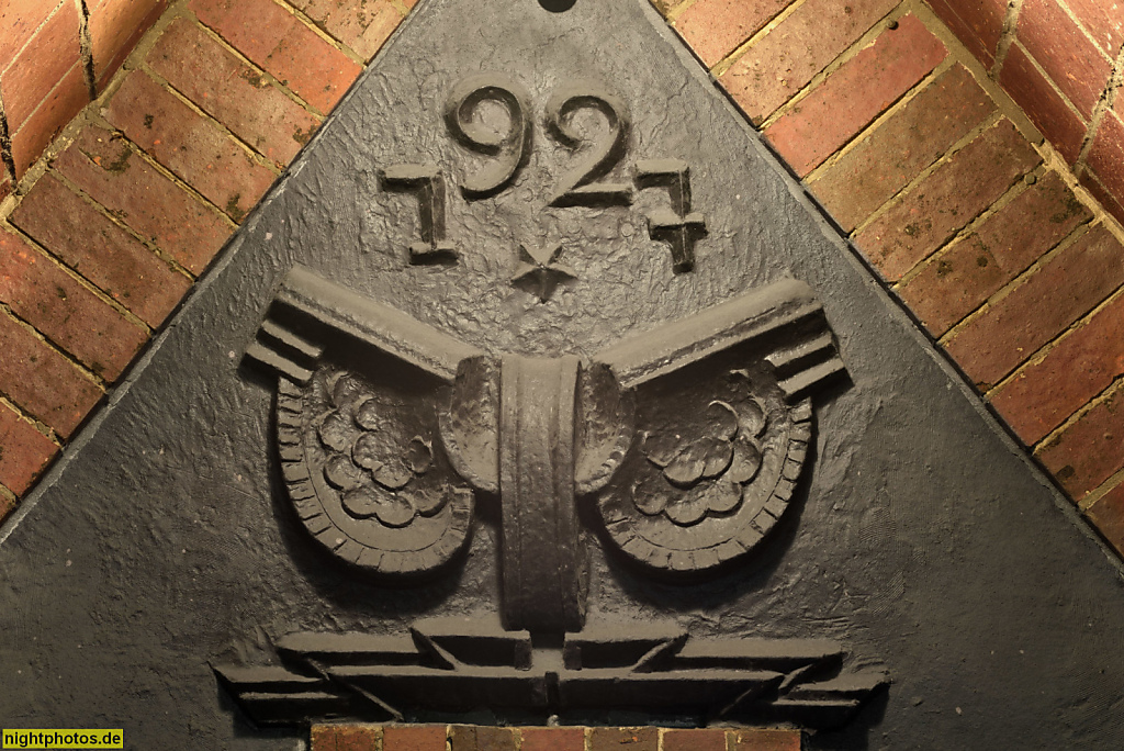 Berlin Bahnhof Wannsee. Bahnhof seit 1874. Empfangsgebäude erbaut 1928 von Richard Brademann am Kronprinzessinnenweg 250-251. Bronzerelief im Türgiebel-Tympanon