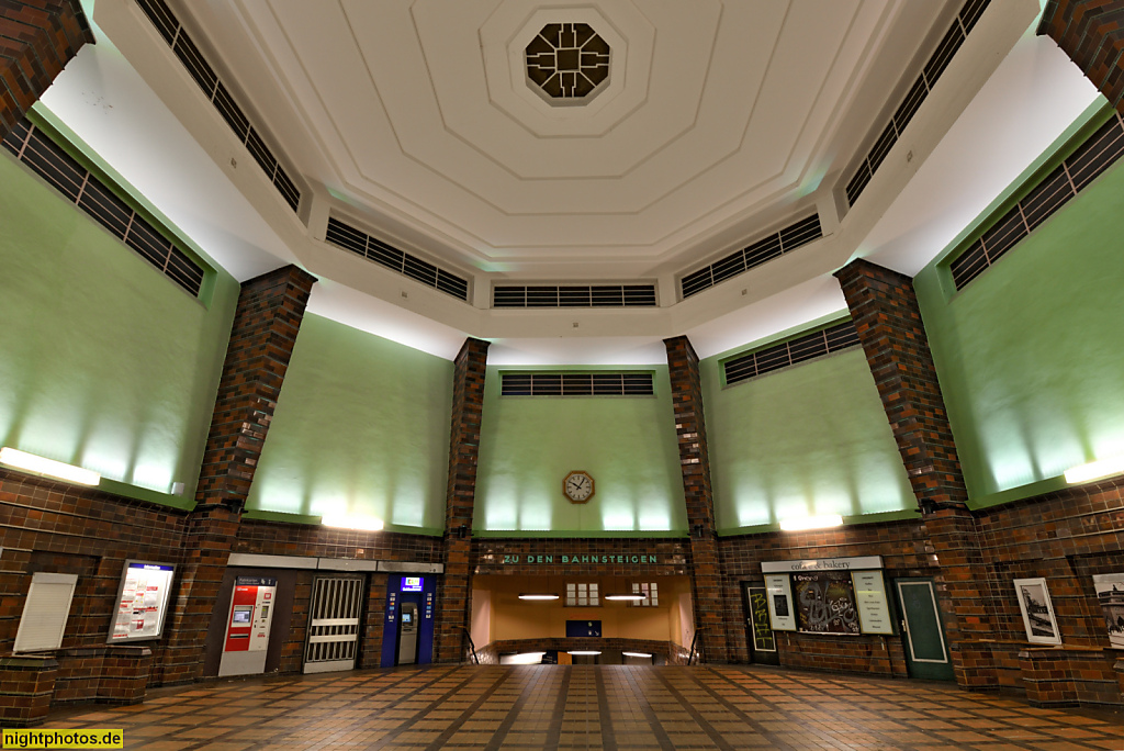Berlin Bahnhof Wannsee. Bahnhof seit 1874. Empfangsgebäude erbaut 1928 von Richard Brademann am Kronprinzessinnenweg 250-251.