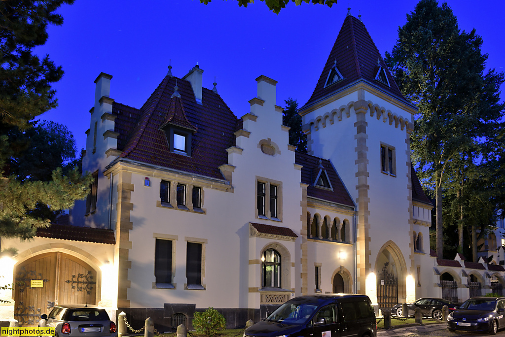 Berlin Wannsee. Haus Ebeling Torgebäude mit Pförtnerhaus Stall und Remise. Erbaut als Wohnhaus 1891-1892 von Erdmann und Spindler für Bankier Franz Emeling