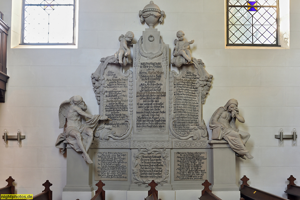 Berlin Wannsee Kirche am Stölpchensee erbaut 1858-1859 von Friedrich August Stüler für Friedrich Wilhelm IV. Barockes Grabmal für Hofgärtnerfamilie Heidert