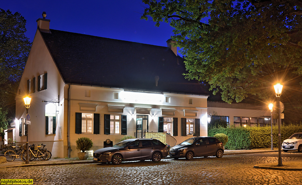 Berlin Wannsee Restaurant zum Grünen Baum am Wilhelmplatz 4. Erbaut als dörfliches Gebaeude 1874 und 1895. Wiederaufbau 1968 als Restaurant