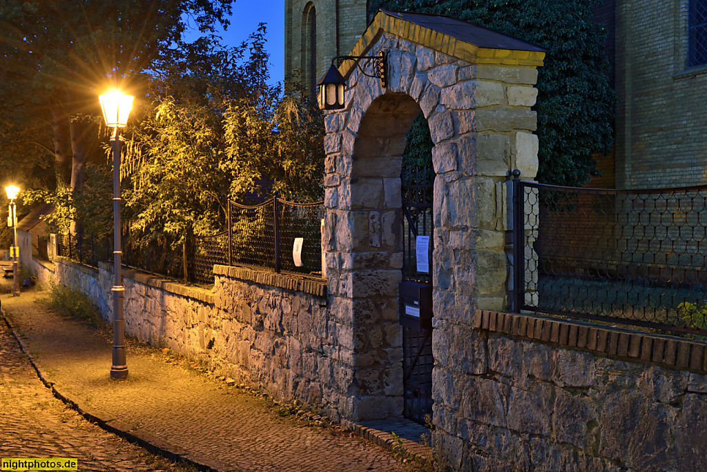 Berlin Wannsee Kirche am Stoelpchensee erbaut 1858-1859 von Friedrich August Stüler für König Friedrich Wilhelm IV. Einfriedung