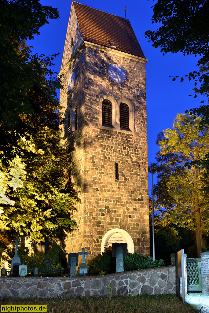 Berlin Lichtenrade Dorfkirche erbaut als Saalkirche aus Feldsteinen ab 1300. Kirchturm erbaut 1902 von Baurat Georg Schwartzkopff. Wiederaufbau 1948-1949