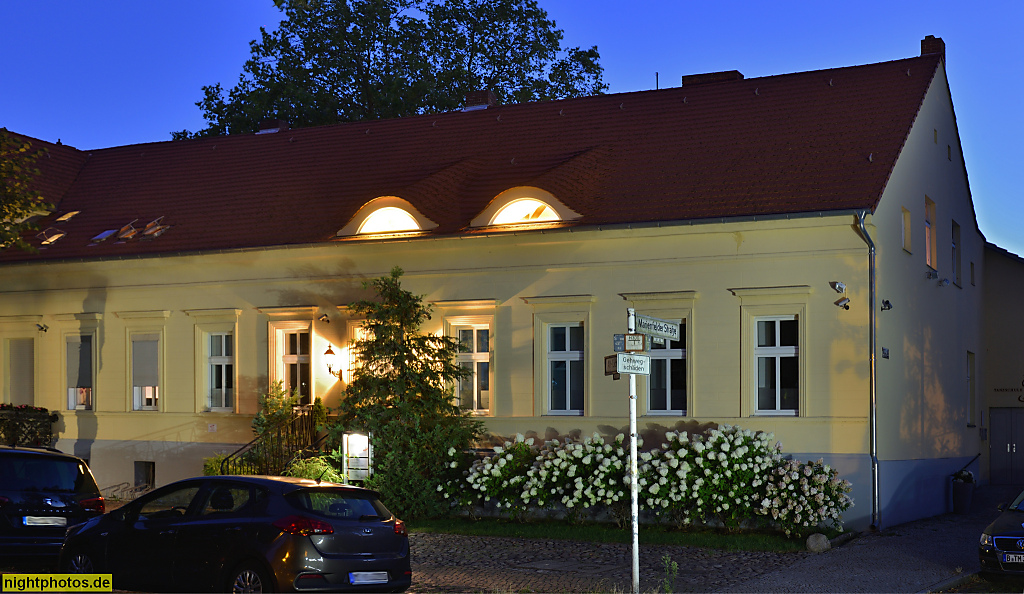 Berlin Lichtenrade Zahnarztpraxis. Erbaut ab 1856 als bäuerliches Wohnhaus mit Dorfkrug und Tanzsaalanbau. Alt-Lichtenrade 112