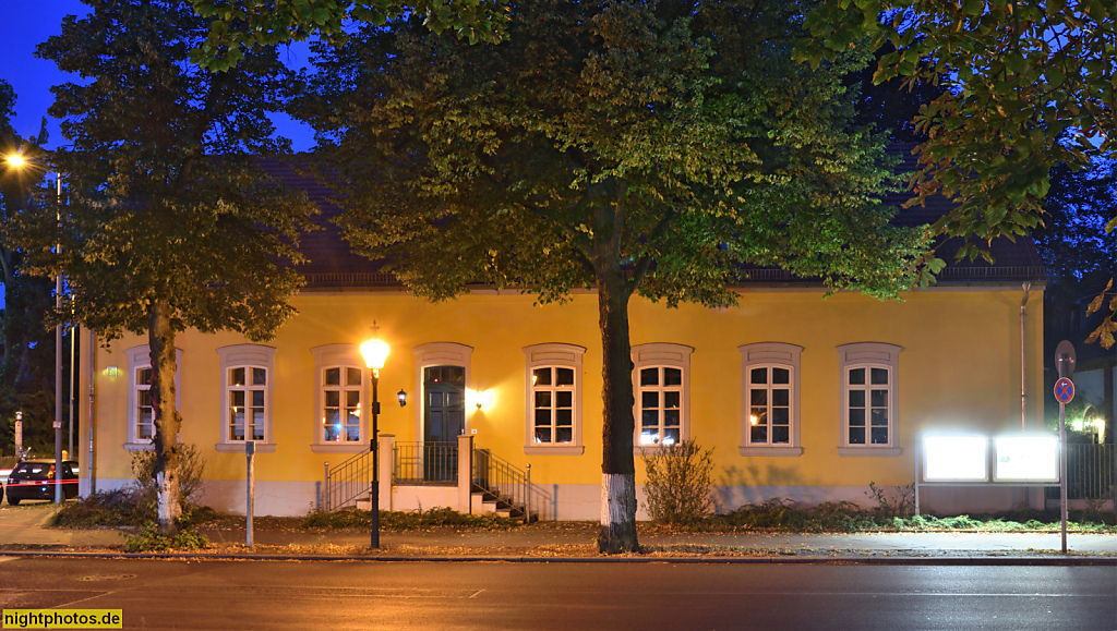 Berlin Wittenau Kindertagesstätte der evangelischen Kirchengemeinde Alt-Wittenau. Erbaut 1865 als Bauernhaus. Umbau zum Gemeindehaus 1925. Alt-Wittenau 64